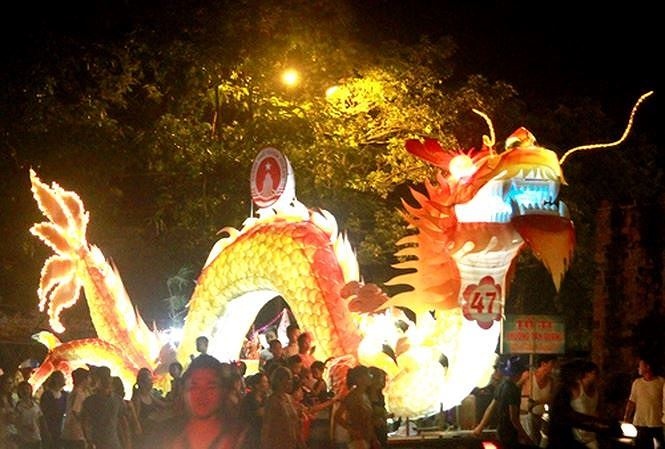 tuyen quang mang le hoi trung thu som toi pho di bo ho guom