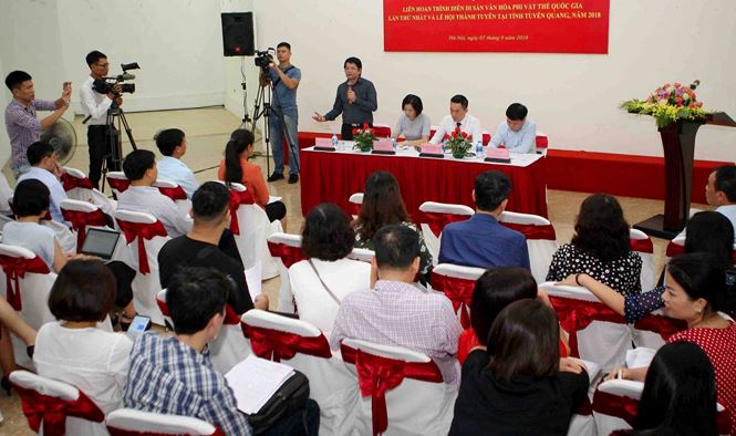 tuyen quang mang le hoi trung thu som toi pho di bo ho guom