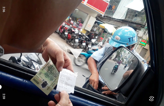 lat tay tro bon rut phi dau oto