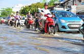 Đường biến thành sông, dân miền Tây 'bì bõm' đi lại
