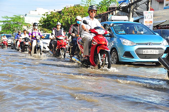 Đường biến thành sông, dân miền Tây 'bì bõm' đi lại duong bien thanh song dan mien tay bi bom di lai