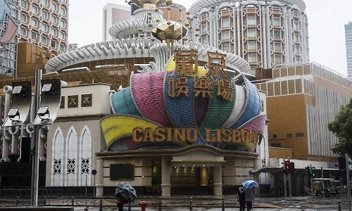 nguoi macau chang buoc oto chong sieu bao mangkhut