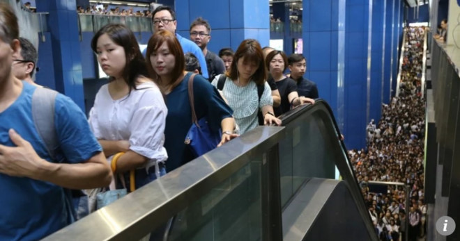 choang voi bien nguoi tai hong kong sau sieu bao mangkhut