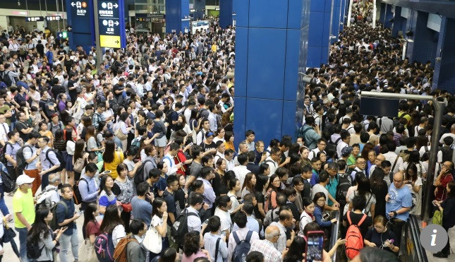 choang voi bien nguoi tai hong kong sau sieu bao mangkhut