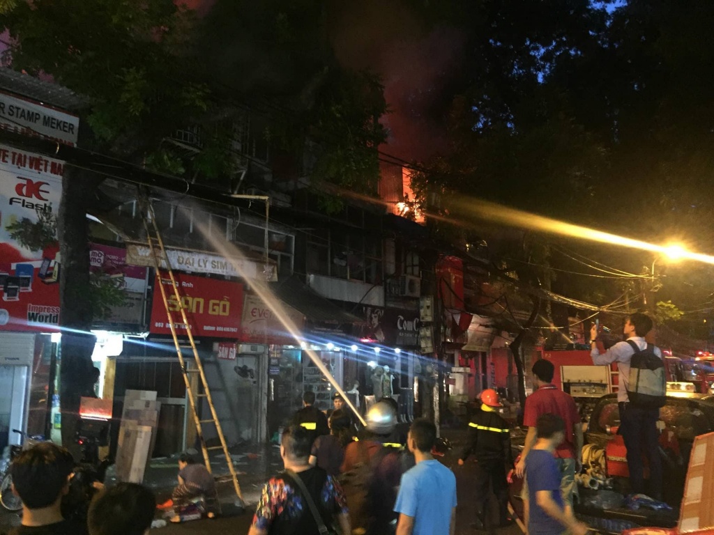 chay lon vao gio tan tam tren duong de la thanh gan vien nhi trung uong