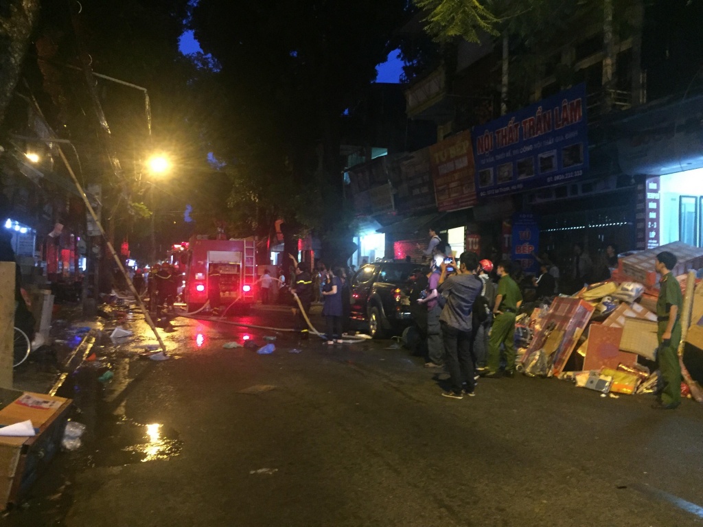 chay lon vao gio tan tam tren duong de la thanh gan vien nhi trung uong