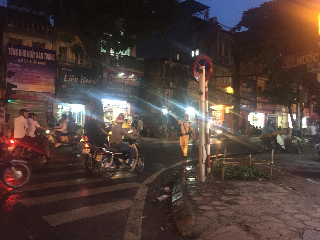 chay lon vao gio tan tam tren duong de la thanh gan vien nhi trung uong