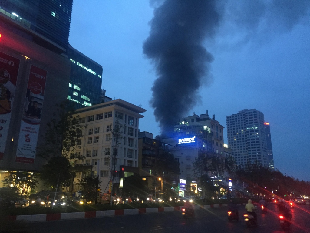 chay lon vao gio tan tam tren duong de la thanh gan vien nhi trung uong