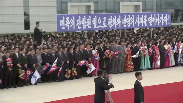 ong kim jong un ra san bay don tong thong han quoc