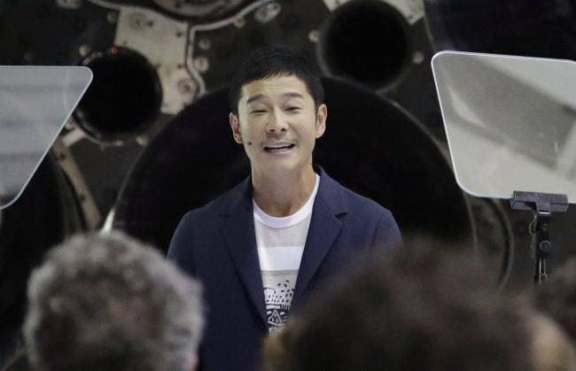ty phu nhat thanh nguoi dau tien du lich mat trang cung spacex
