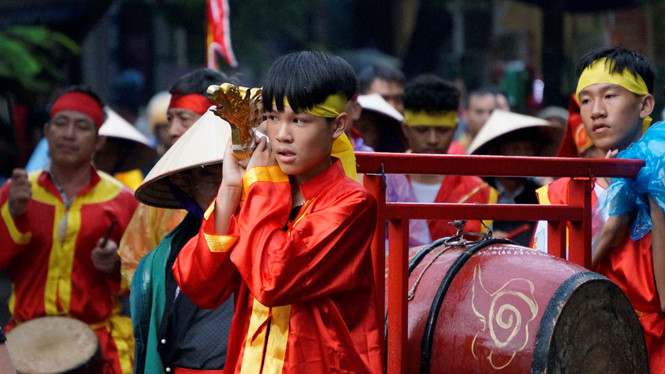 Người dân 'xí chỗ' từ 5 giờ sáng chờ xem chọi trâu Đồ Sơn nguoi dan xi cho tu 5 gio sang cho xem choi trau do son 146216