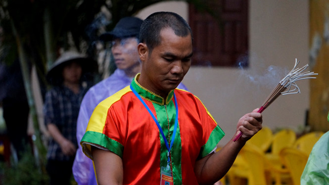 Người dân 'xí chỗ' từ 5 giờ sáng chờ xem chọi trâu Đồ Sơn nguoi dan xi cho tu 5 gio sang cho xem choi trau do son 146216