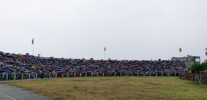 Người dân 'xí chỗ' từ 5 giờ sáng chờ xem chọi trâu Đồ Sơn nguoi dan xi cho tu 5 gio sang cho xem choi trau do son 146216