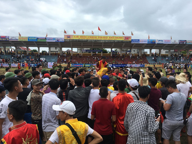 le hoi choi trau do son 2018 ong trau so 12 voi mieng danh hiem hoc da len ngoi vo dich