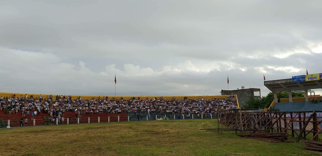 bien nguoi doi mua xem cac ong trau dau vat