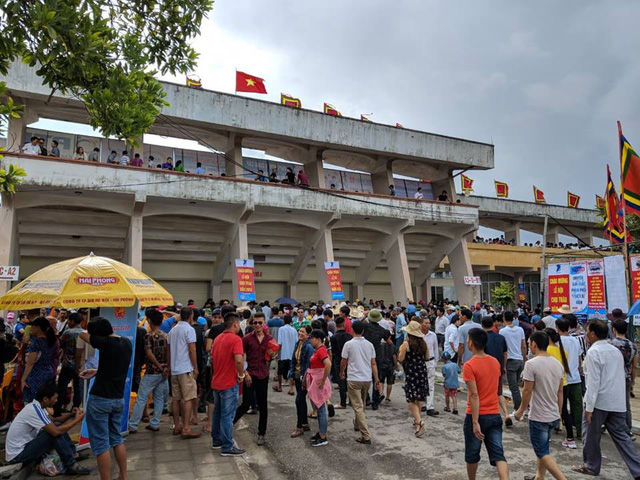 bien nguoi doi mua xem cac ong trau dau vat