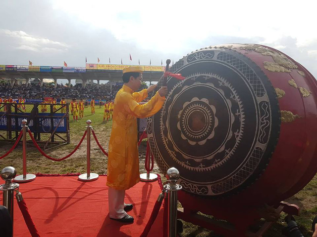 bien nguoi doi mua xem cac ong trau dau vat