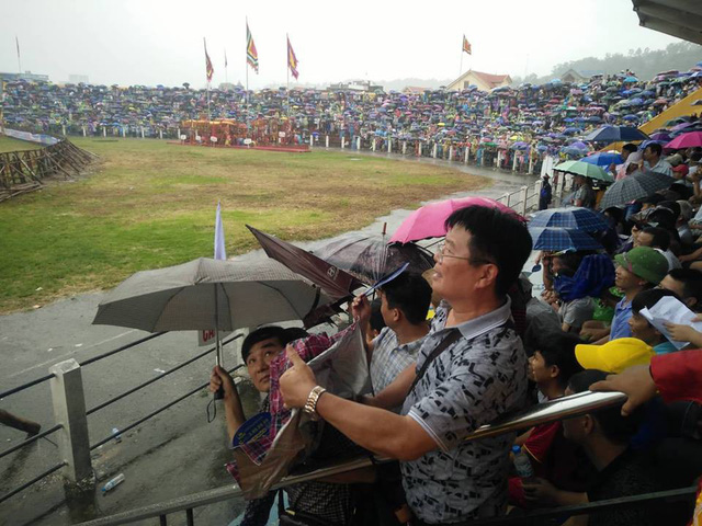 bien nguoi doi mua xem cac ong trau dau vat