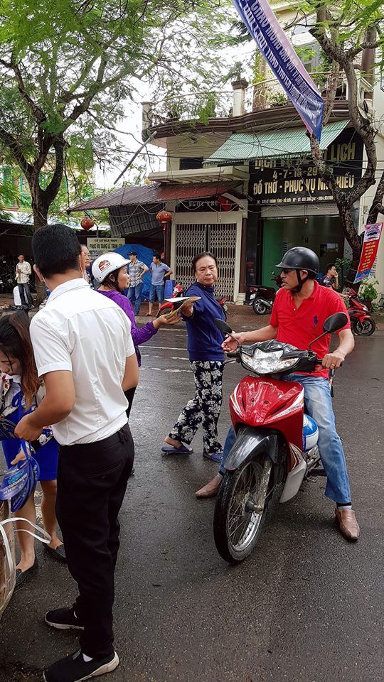 bien nguoi doi mua xem cac ong trau dau vat