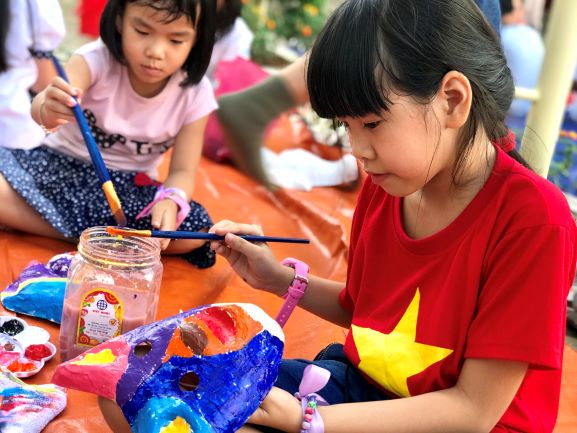 Học sinh Hà Nội vẽ mặt nạ giấy bồi siêu sặc sỡ nhân mùa Trung thu hoc sinh ha noi ve mat na giay boi sieu sac so nhan mua trung thu