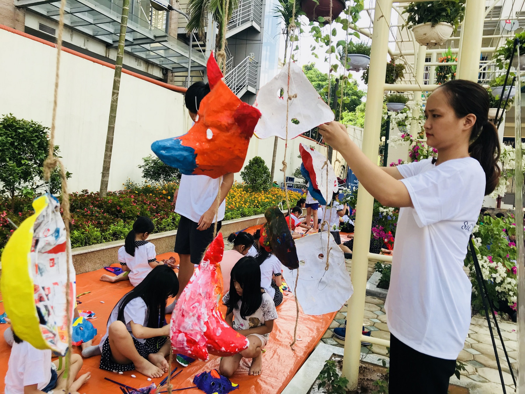 Học sinh Hà Nội vẽ mặt nạ giấy bồi siêu sặc sỡ nhân mùa Trung thu hoc sinh ha noi ve mat na giay boi sieu sac so nhan mua trung thu
