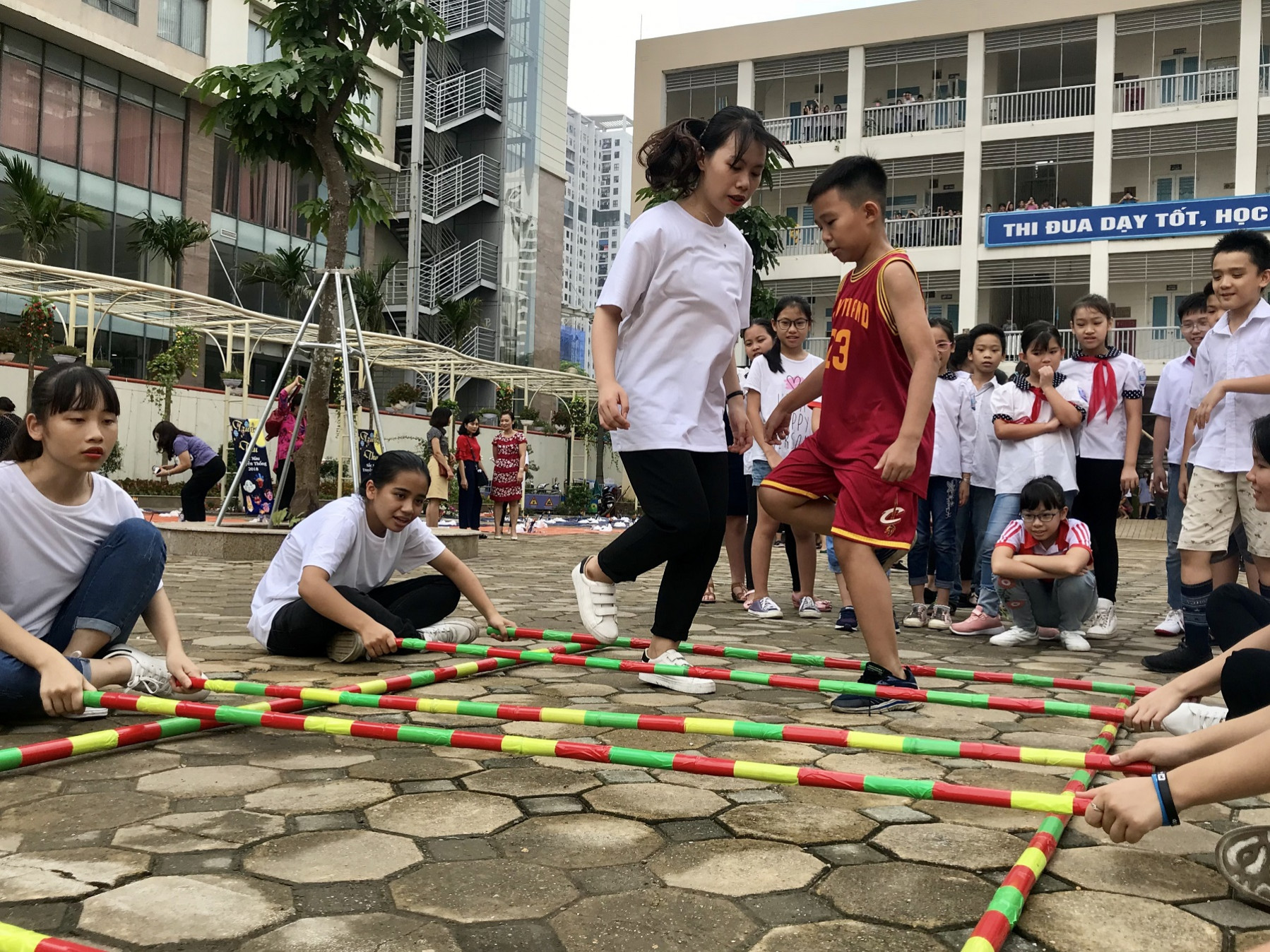 Học sinh Hà Nội vẽ mặt nạ giấy bồi siêu sặc sỡ nhân mùa Trung thu hoc sinh ha noi ve mat na giay boi sieu sac so nhan mua trung thu