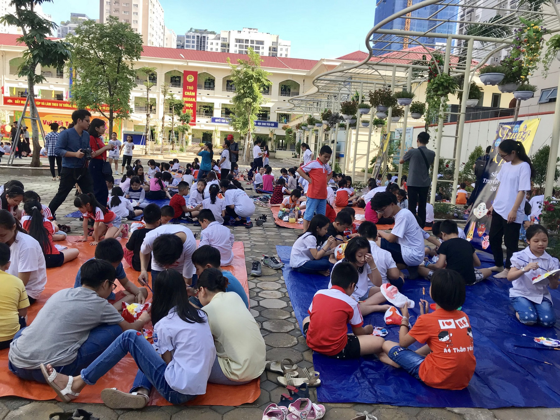 Học sinh Hà Nội vẽ mặt nạ giấy bồi siêu sặc sỡ nhân mùa Trung thu hoc sinh ha noi ve mat na giay boi sieu sac so nhan mua trung thu