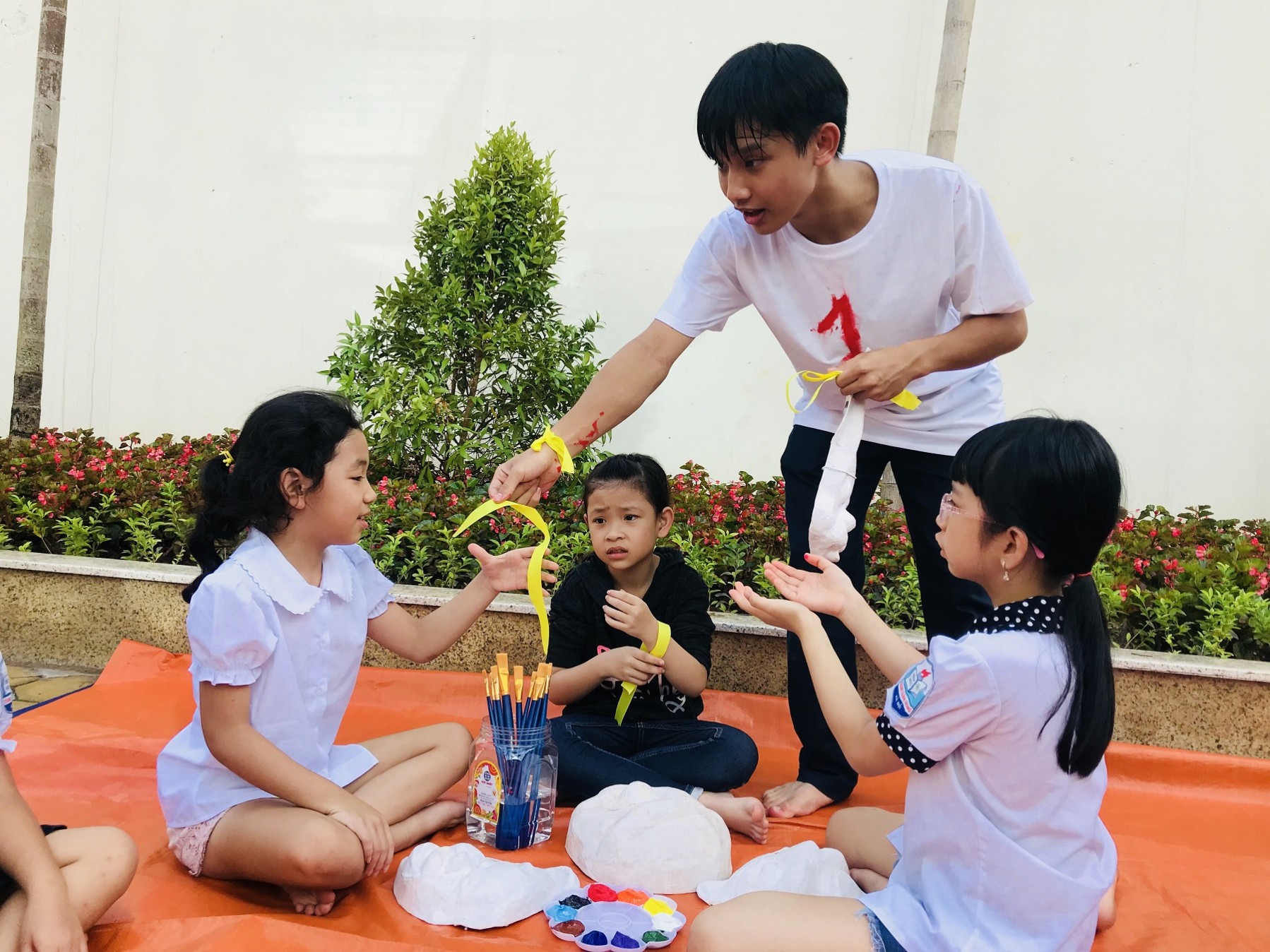 Học sinh Hà Nội vẽ mặt nạ giấy bồi siêu sặc sỡ nhân mùa Trung thu hoc sinh ha noi ve mat na giay boi sieu sac so nhan mua trung thu