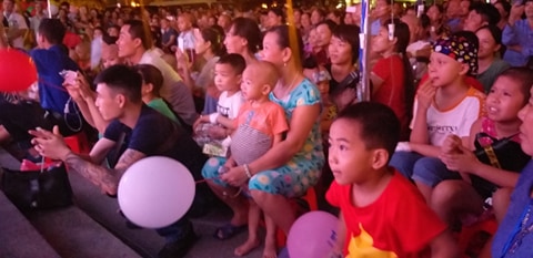 nhung dua tre ung thu mang ca cot truyen thuoc di xem trung thu