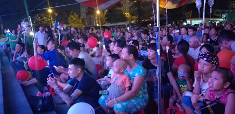 nhung dua tre ung thu mang ca cot truyen thuoc di xem trung thu