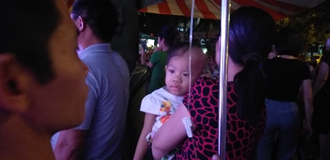 nhung dua tre ung thu mang ca cot truyen thuoc di xem trung thu