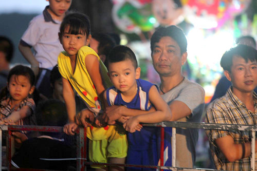 anh mat tre tho say dam dieu mua lan mung trung thu