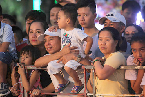 anh mat tre tho say dam dieu mua lan mung trung thu