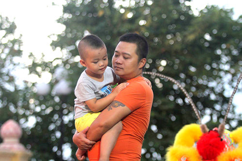 anh mat tre tho say dam dieu mua lan mung trung thu