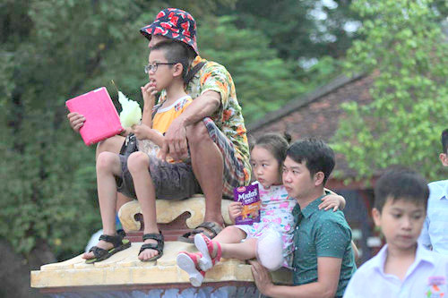 anh mat tre tho say dam dieu mua lan mung trung thu