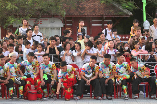 anh mat tre tho say dam dieu mua lan mung trung thu