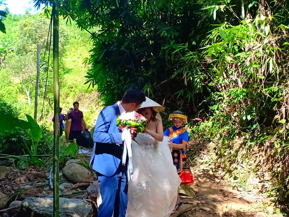 Cô dâu 61 tuổi lội suối, băng rừng, hạnh phúc về nhà chồng trẻ co dau 61 tuoi loi suoi bang rung hanh phuc ve nha chong tre