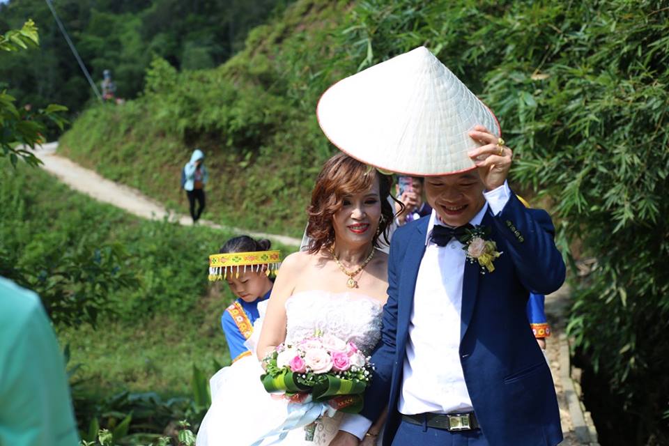 Cô dâu 61 tuổi lội suối, băng rừng, hạnh phúc về nhà chồng trẻ co dau 61 tuoi loi suoi bang rung hanh phuc ve nha chong tre