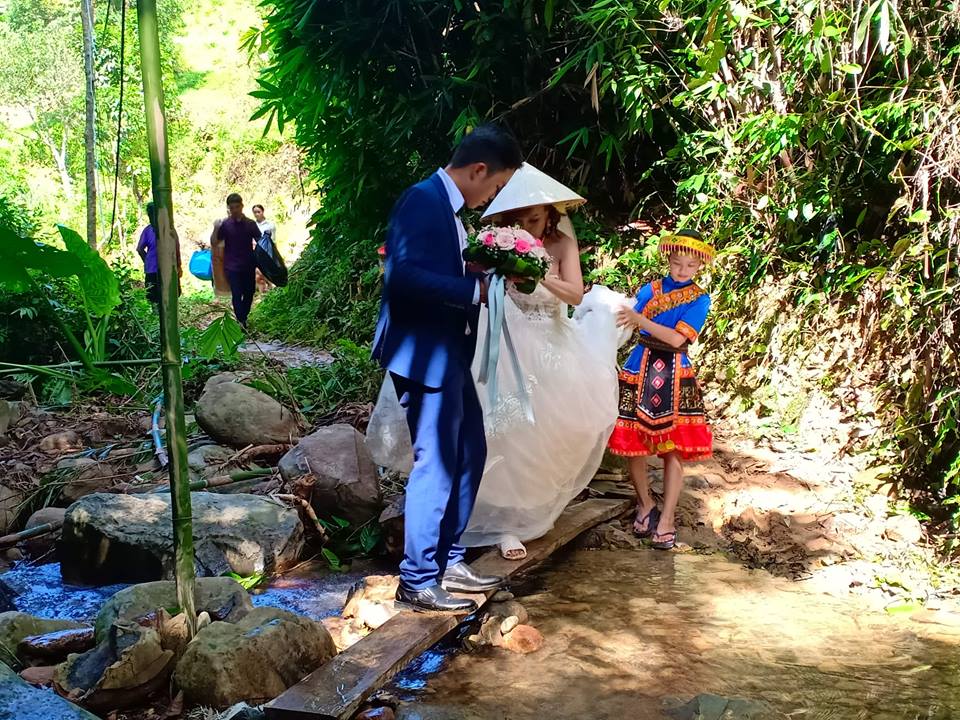Cô dâu 61 tuổi lội suối, băng rừng, hạnh phúc về nhà chồng trẻ co dau 61 tuoi loi suoi bang rung hanh phuc ve nha chong tre