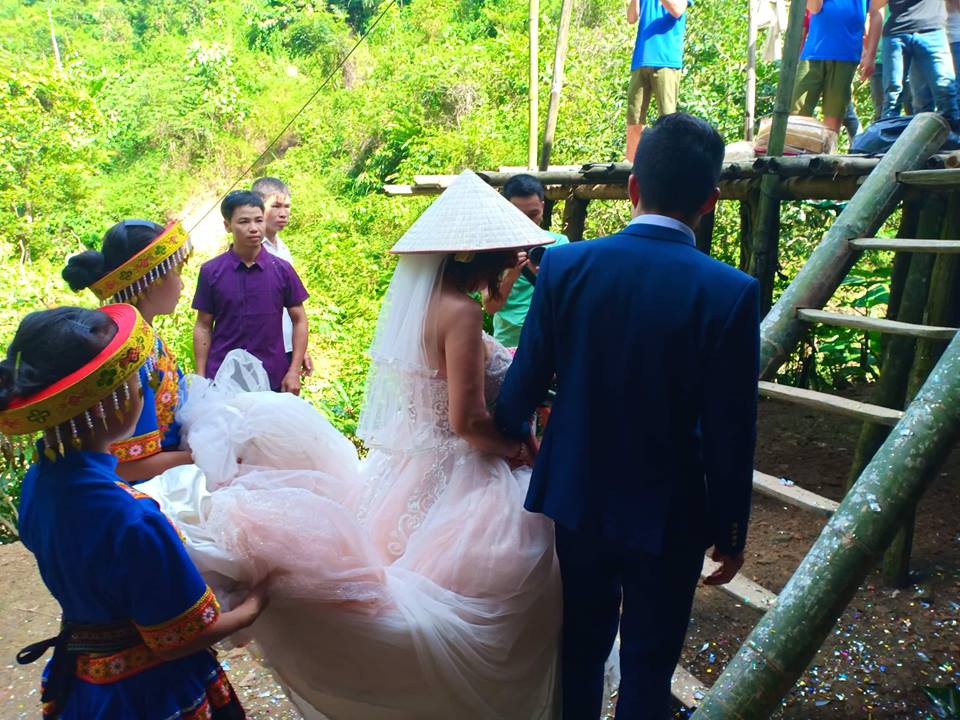 Cô dâu 61 tuổi lội suối, băng rừng, hạnh phúc về nhà chồng trẻ co dau 61 tuoi loi suoi bang rung hanh phuc ve nha chong tre