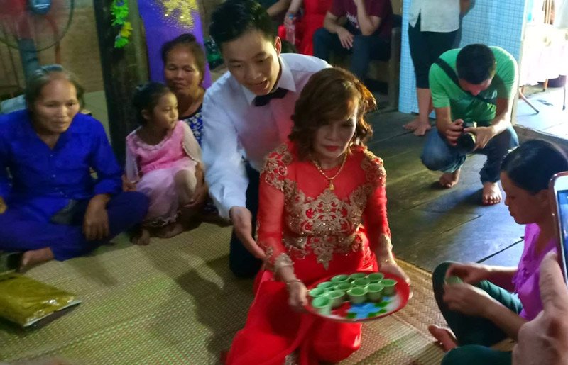Cô dâu 61 tuổi lội suối, băng rừng, hạnh phúc về nhà chồng trẻ co dau 61 tuoi loi suoi bang rung hanh phuc ve nha chong tre