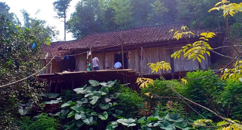 Cô dâu 61 tuổi lội suối, băng rừng, hạnh phúc về nhà chồng trẻ co dau 61 tuoi loi suoi bang rung hanh phuc ve nha chong tre