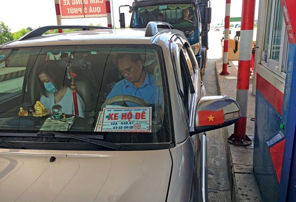 la lung loat xe cadillac lexus cung co phu hieu ho de
