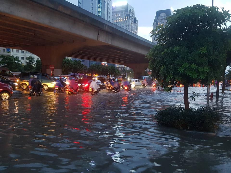 mua lon gio tan tam khien ha noi ngap nang va tac duong nghiem trong