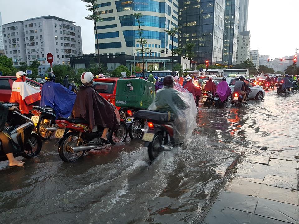mua lon gio tan tam khien ha noi ngap nang va tac duong nghiem trong