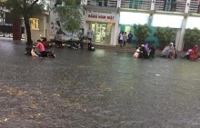 Mưa lớn giờ tan tầm khiến Hà Nội ngập nặng và tắc đường nghiêm trọng