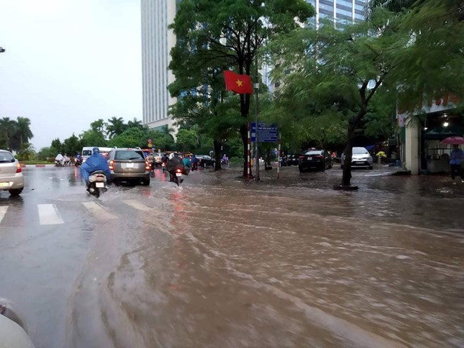 mua lon gio tan tam khien ha noi ngap nang va tac duong nghiem trong