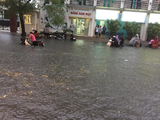 mua lon gio tan tam khien ha noi ngap nang va tac duong nghiem trong