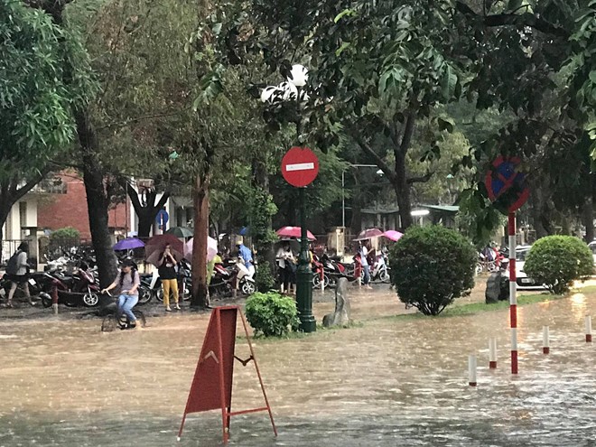 mua lon gio tan tam khien ha noi ngap nang va tac duong nghiem trong