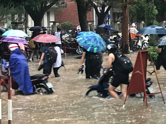 mua lon gio tan tam khien ha noi ngap nang va tac duong nghiem trong